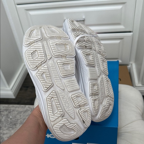 HOKA Bondi 9 Women’s All-White Running Shoes – Size 8B - Picture 13 of 17